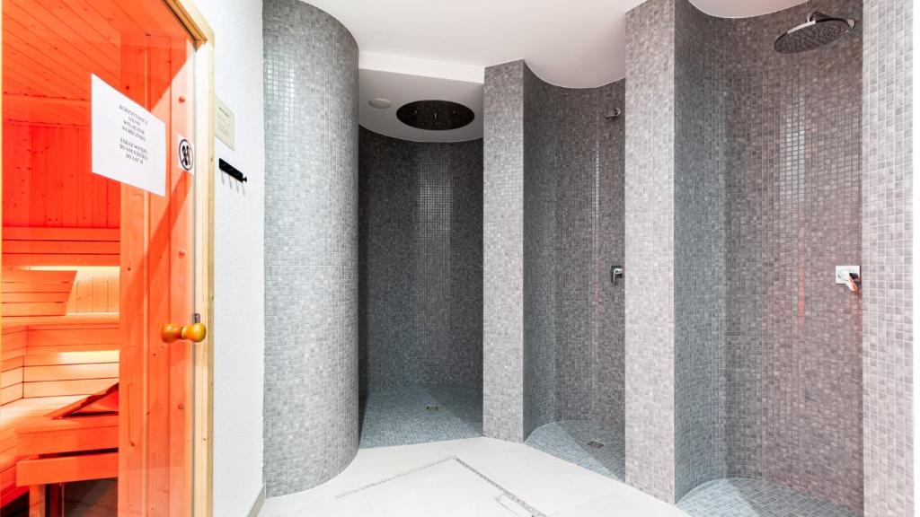 Stone Hill Apartament Wellness z basenem jakuzi saunami prywatnym garażem i rowerami w cenie photo 3
