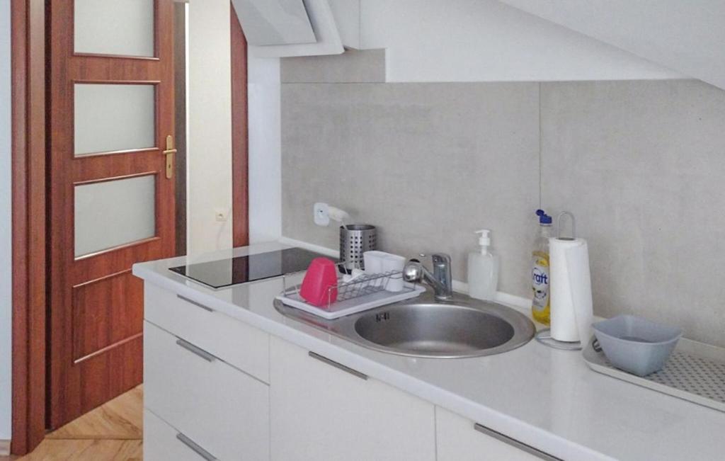 1 Bedroom Awesome Apartment In Darlowko photo 3