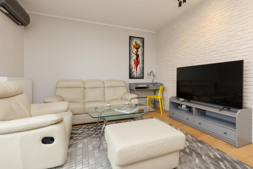 Trendy Apartment with AC and Parking in Warsaw by Noclegi Renters photo 2