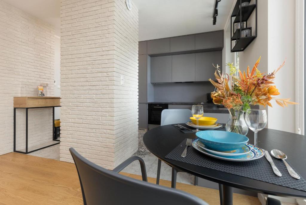 Trendy Apartment with AC and Parking in Warsaw by Noclegi Renters photo 3