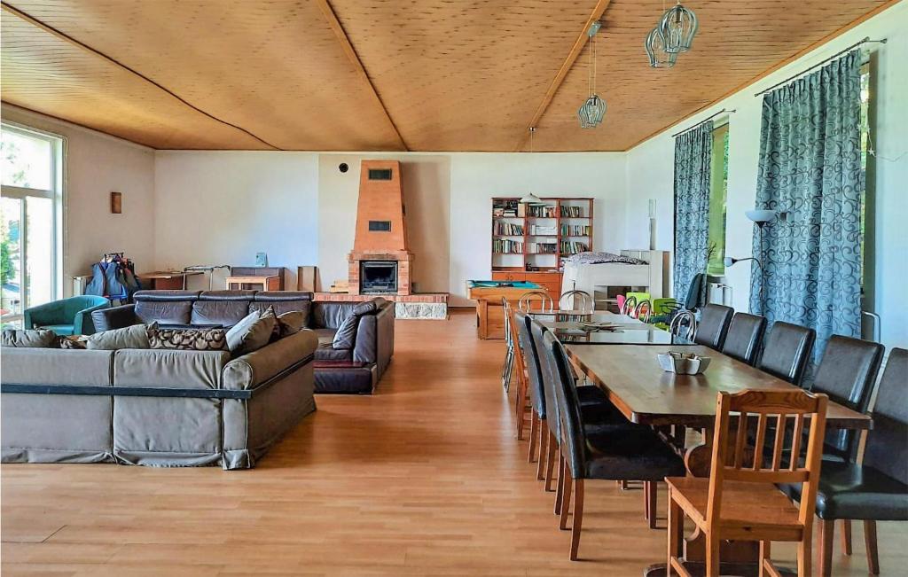 4 Bedroom Stunning Home In Suleczyno photo 3