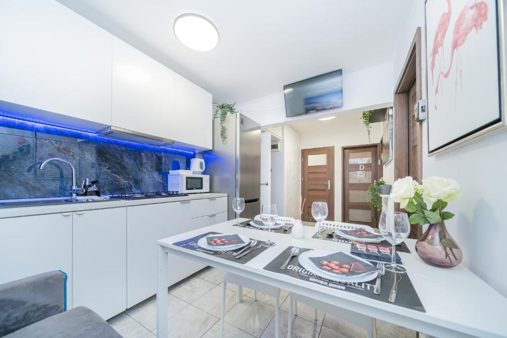 UNITApartament Short Rent Apartment in Warsaw by Metro Station Rondo ONZ Apart with 3bedrooms 22 photo 2