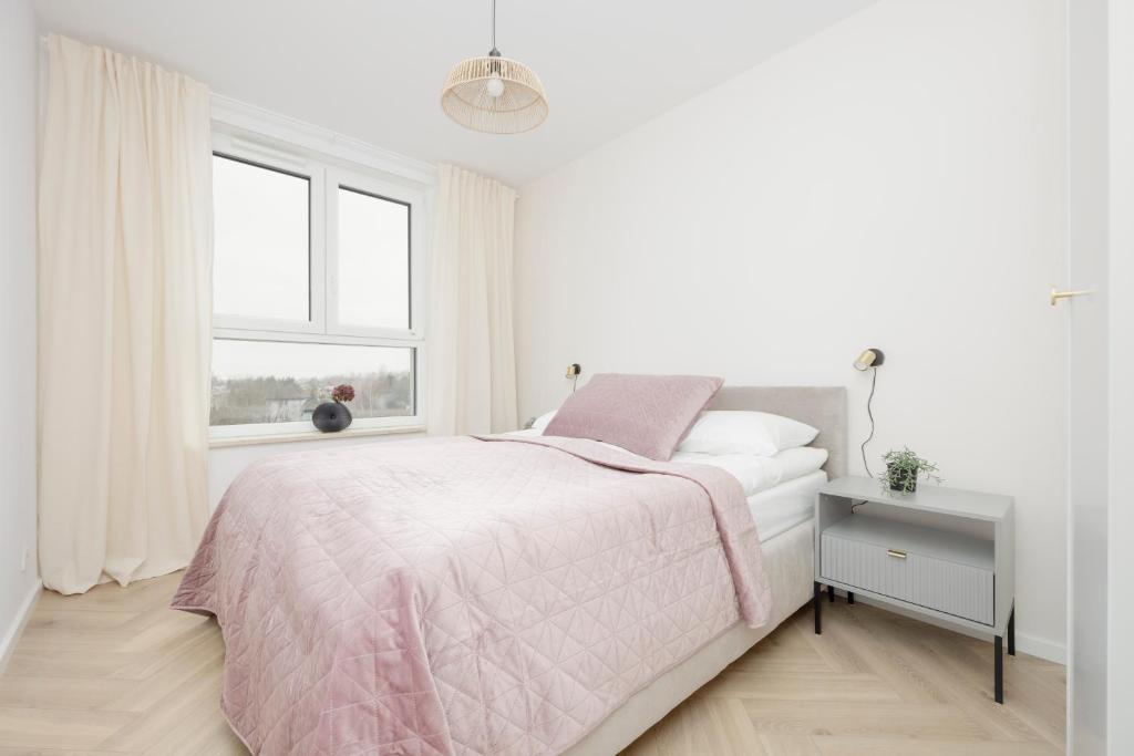 Modern Apartment with Balcony near Aleje Jerozolimskie by Noclegi Renters photo 3