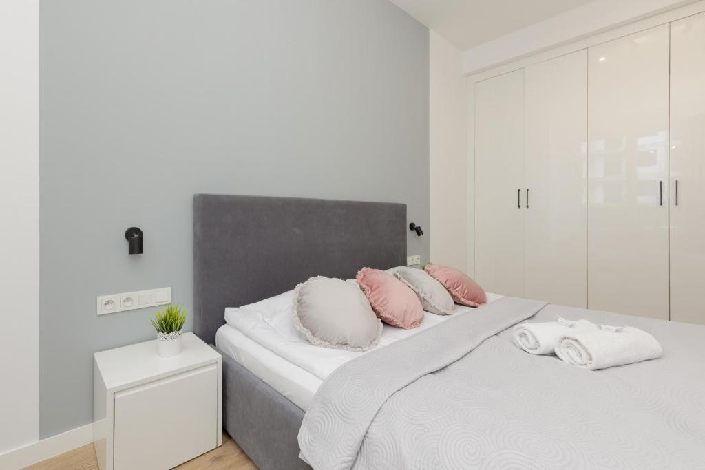 Wola Pet-friendly Apartments with AC Sławińska by Noclegi Renters photo 3
