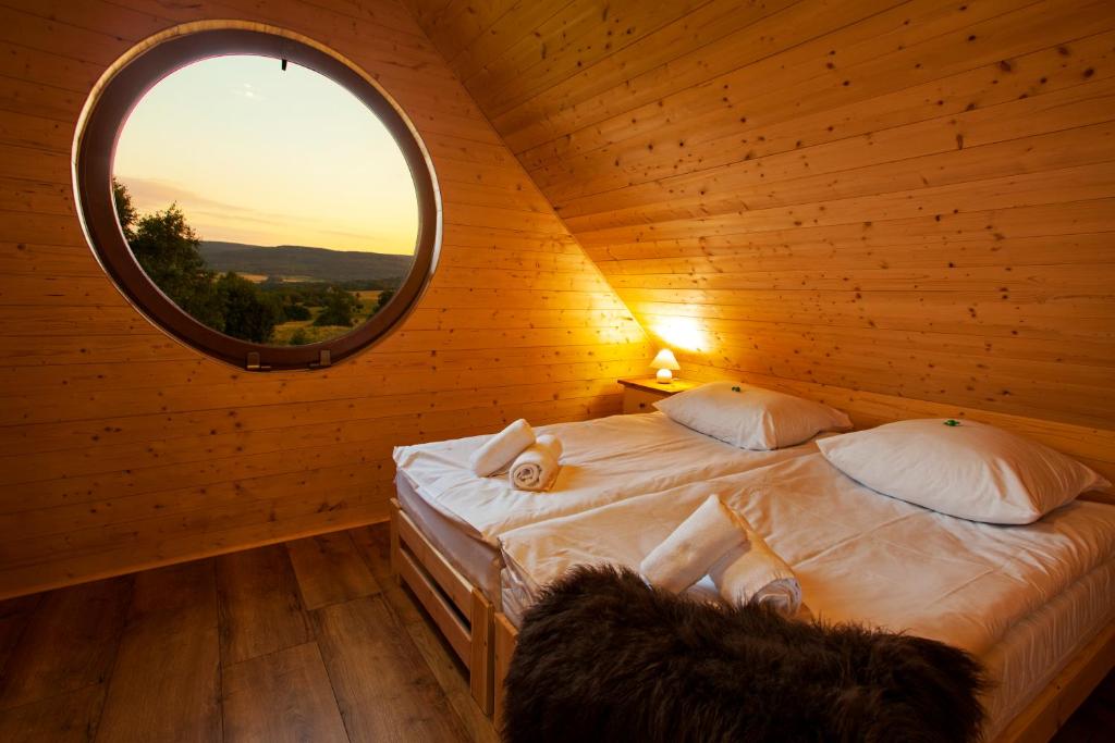 Drewniane domki z prywatnym jacuzzi i widokiem na Góry - Klimatyczny Kompleks w Górach Izerskich #Widogruszka photo 2