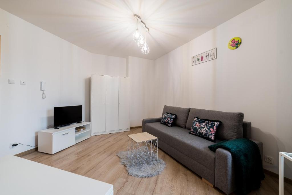 Lakeside Nature Escape Studio by BookingHost — photo 1