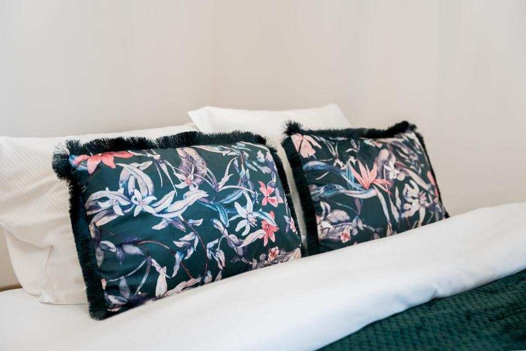 Lakeside Nature Escape Studio by BookingHost photo 2