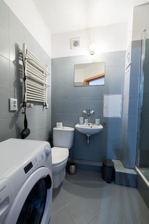 Lakeside Nature Escape Studio by BookingHost photo 3