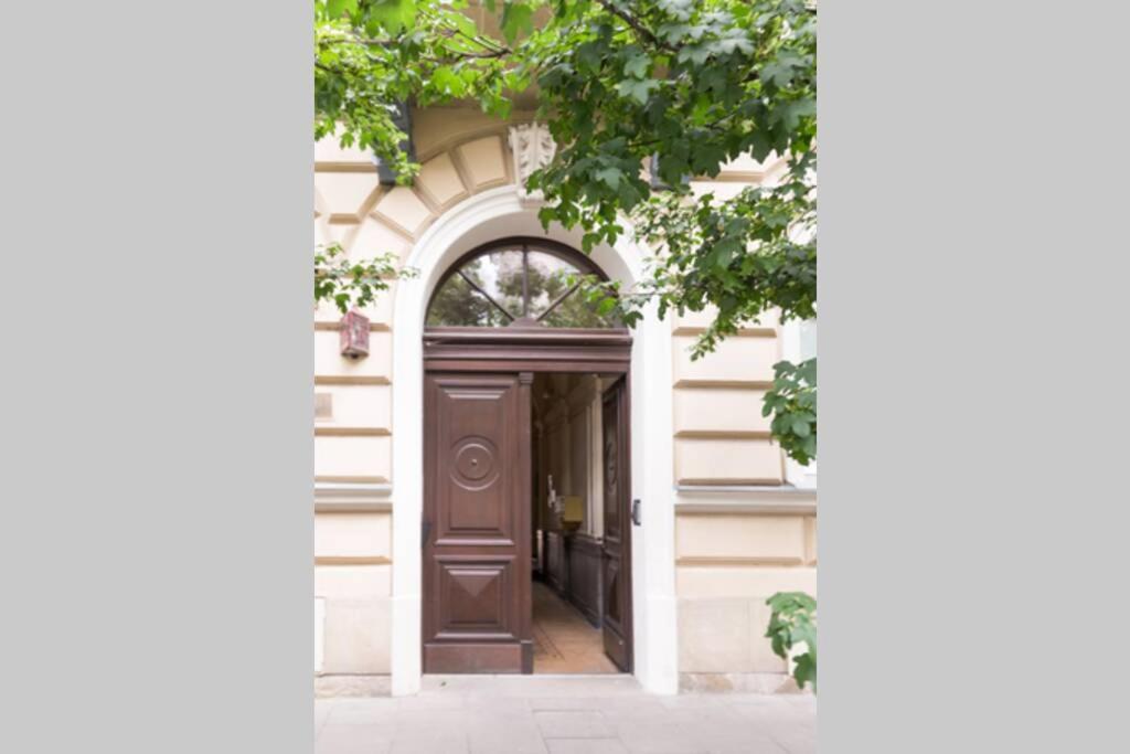 The quiet blue home in the city center! photo 2
