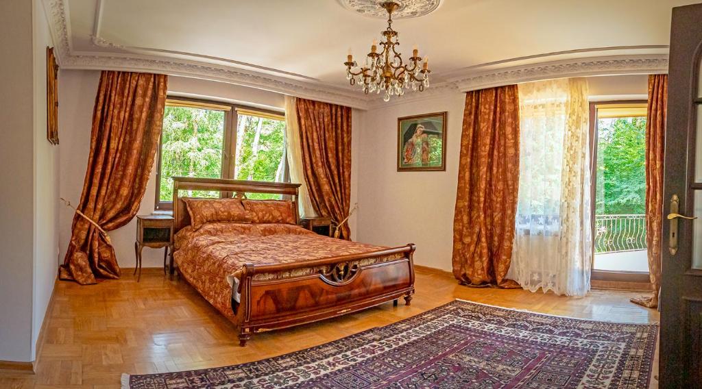 Villa with outdoor pool Warsaw photo 2