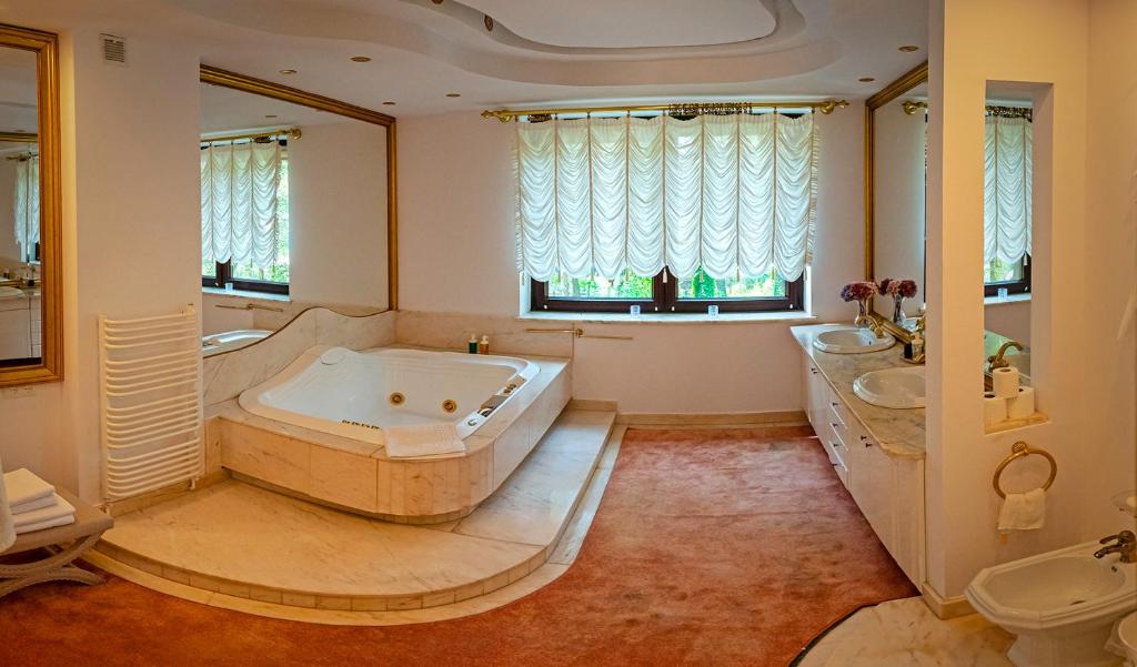 Villa with outdoor pool Warsaw photo 3