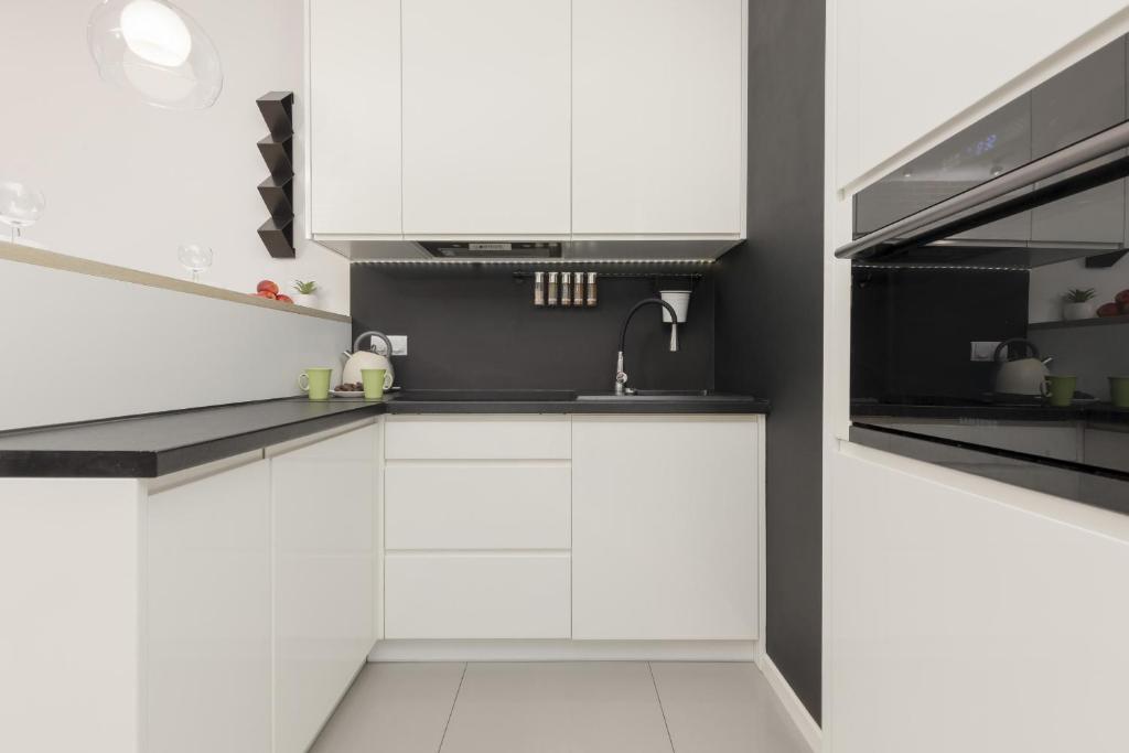 Subtle Colors Apartment in Warsaw with Furnished Balcony by Noclegi Renters photo 3