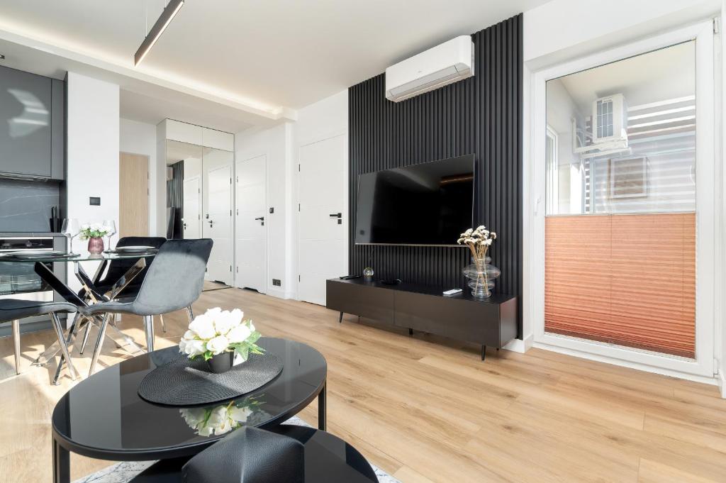 Spacious & Bright Apartment with Balcony and Parking by Noclegi Renters — photo 1