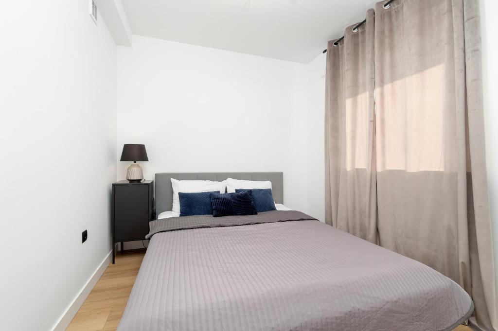 Spacious & Bright Apartment with Balcony and Parking by Noclegi Renters photo 2