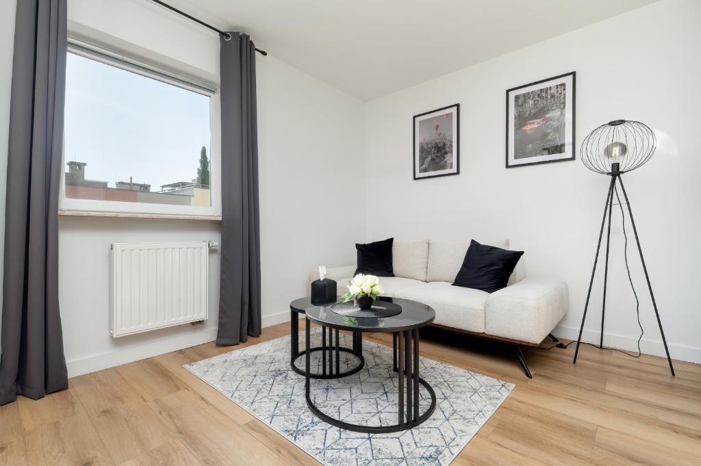 Spacious & Bright Apartment with Balcony and Parking by Noclegi Renters photo 3