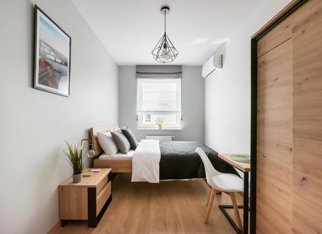 Wola Skwer Sunny Apartment by BookingHost photo 2