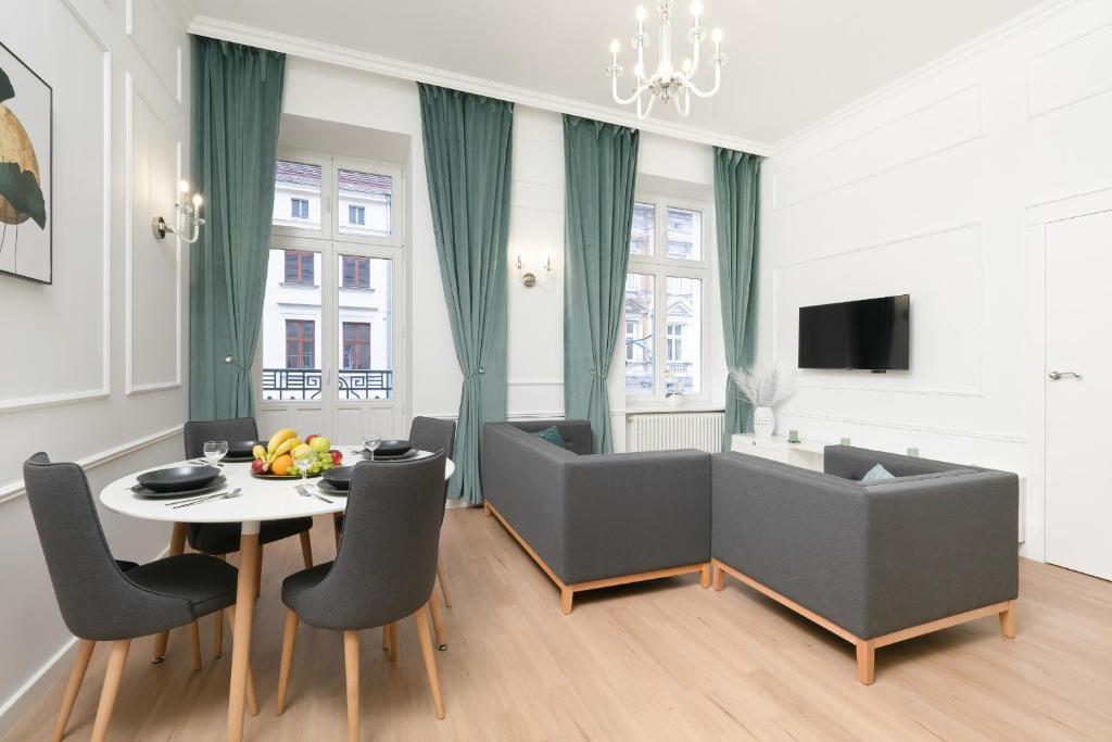 Sage Green Apartment Piotrkowska in Łódź by Noclegi Renters — photo 1