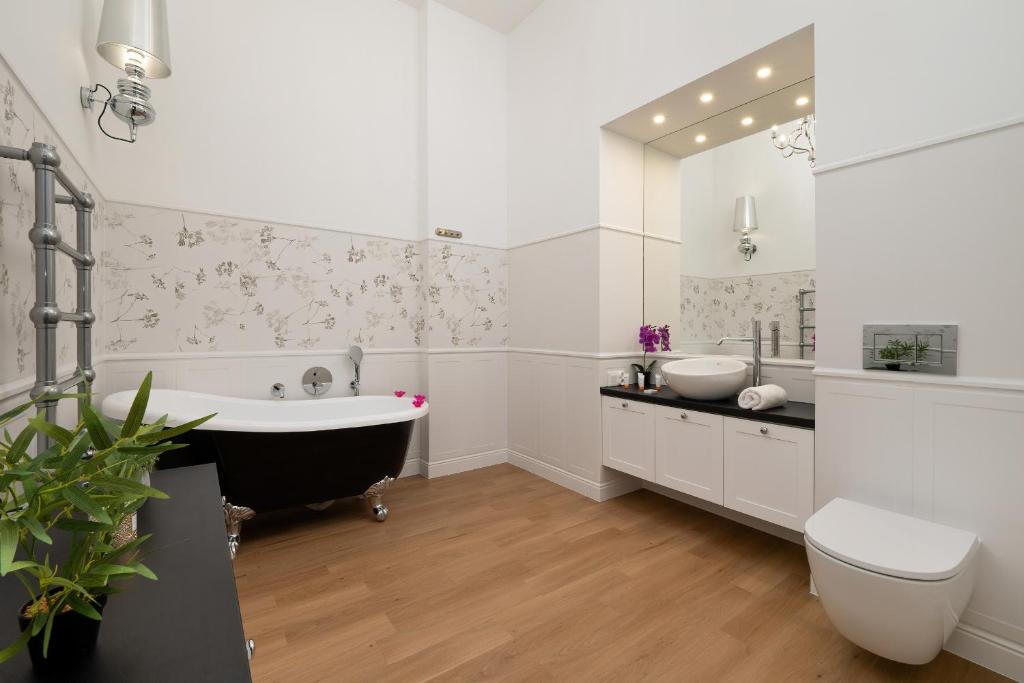Sage Green Apartment Piotrkowska in Łódź by Noclegi Renters photo 3