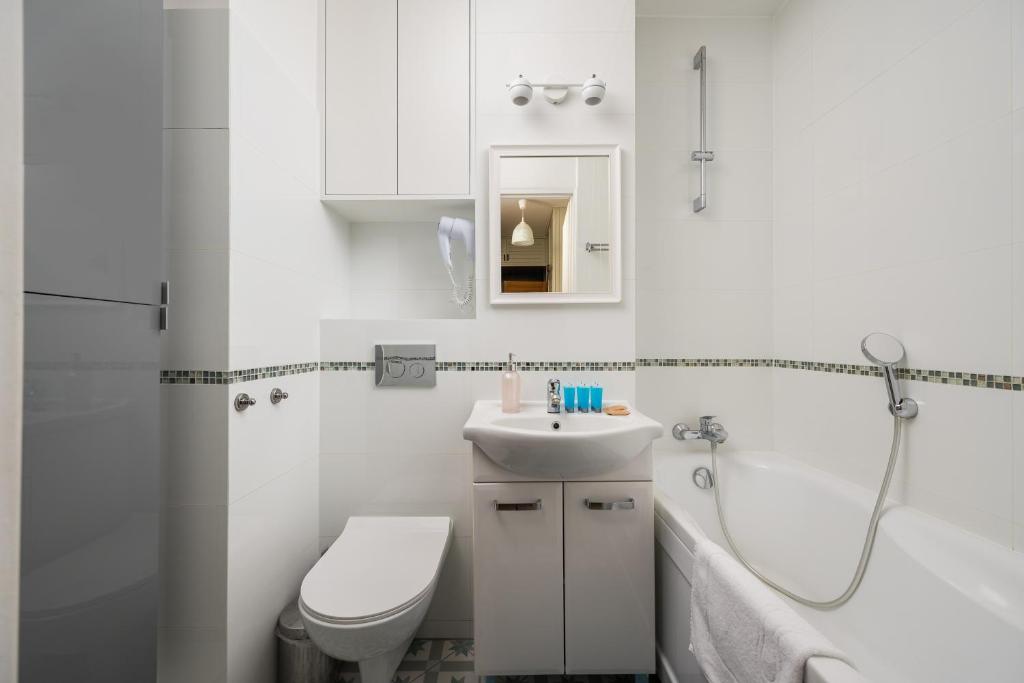 Targówek 3-Bedroom Apartment by BookingHost photo 3