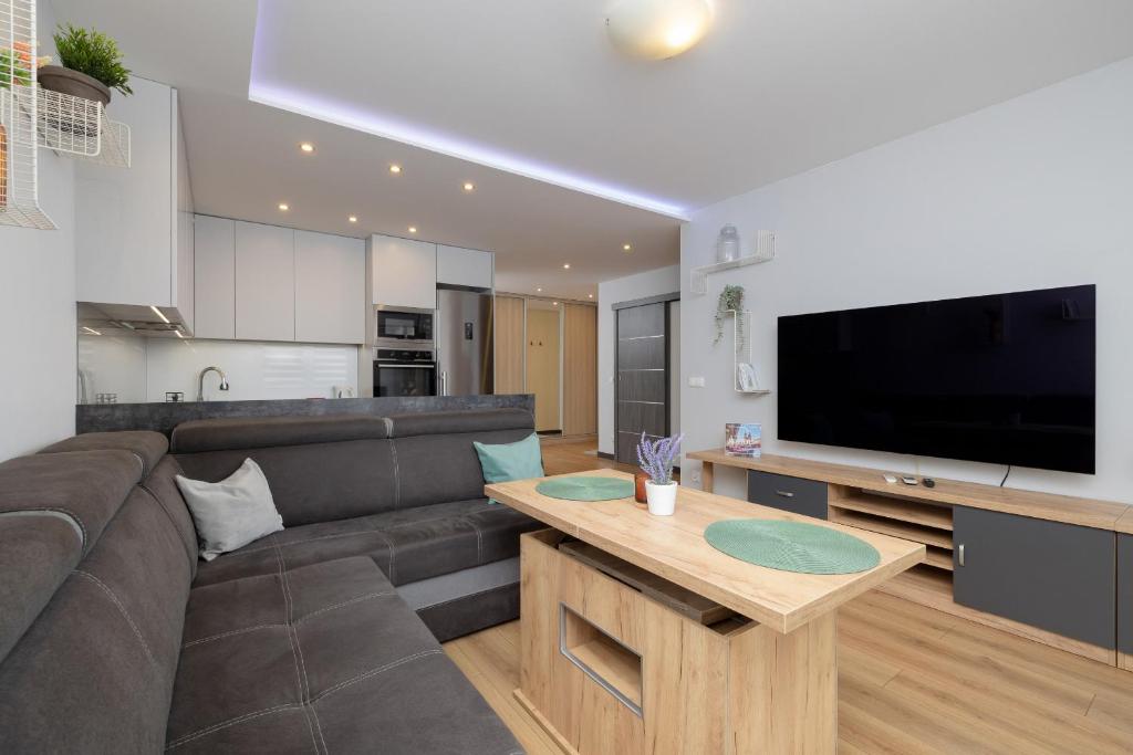 Spacious Apartment for 6 Guests in Krakow with Home Office by Noclegi Renters — photo 1