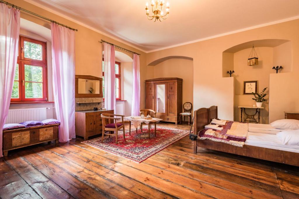 Zamek Dobroszyce photo 2
