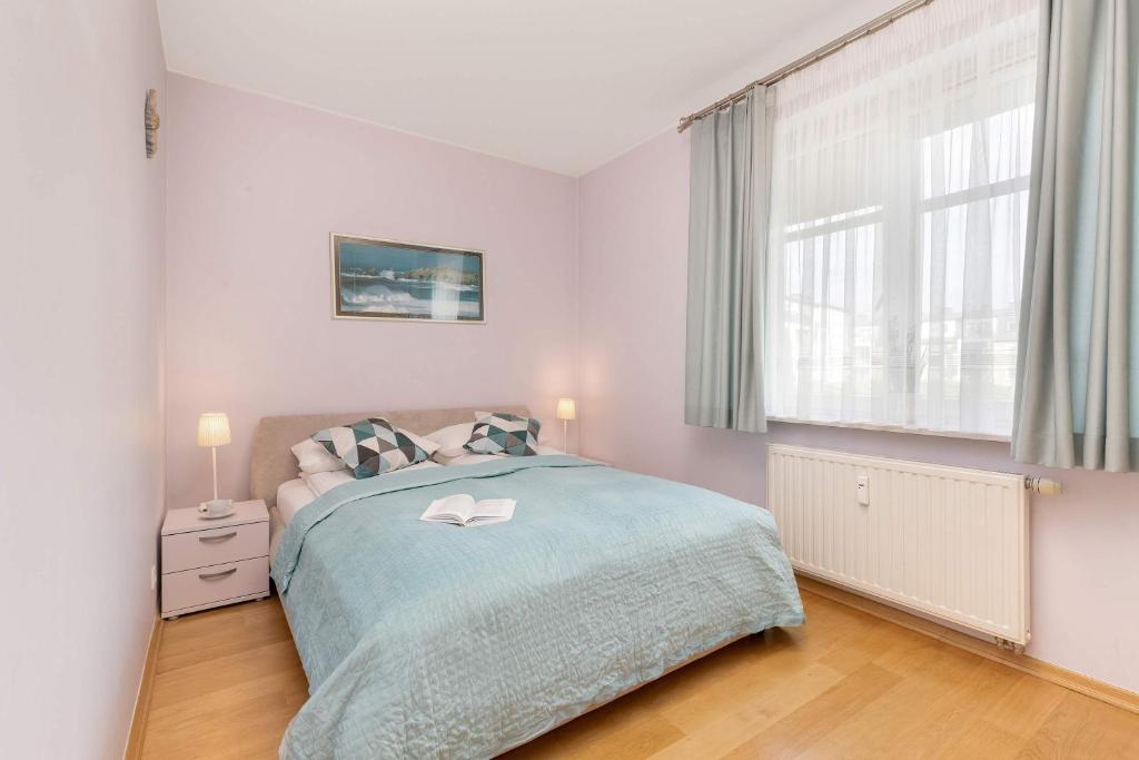 Sunny Apartment with Parking on the Green and Friendly Estate by Noclegi Renters photo 2