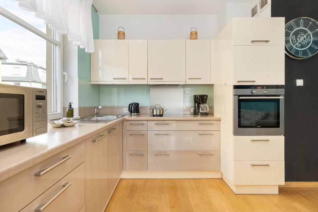 Sunny Apartment with Parking on the Green and Friendly Estate by Noclegi Renters photo 3