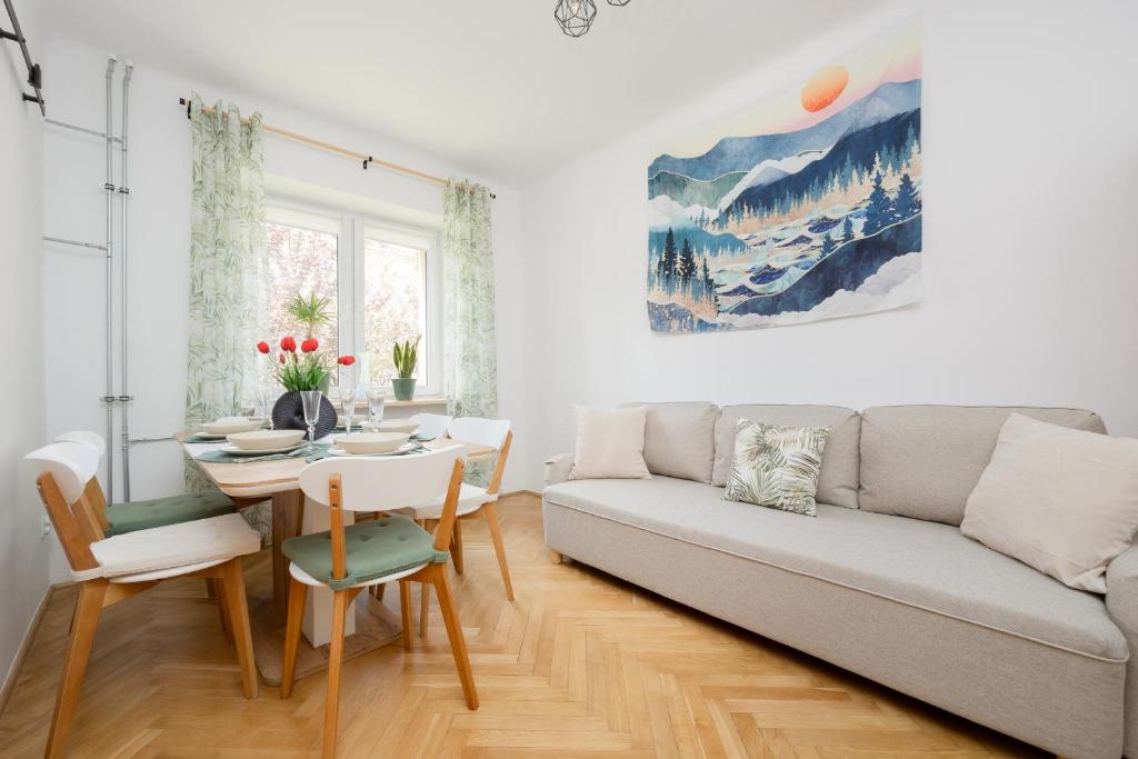 Spacious Apartment for 6 People Near the Old Town by Noclegi Renters photo 2