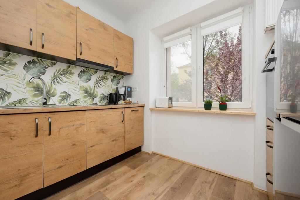 Spacious Apartment for 6 People Near the Old Town by Noclegi Renters photo 3