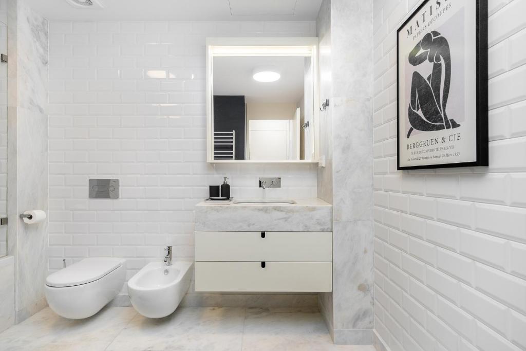 WHome Prime Location Contemporary Luxury Apartment w/ AC & Elevator photo 3