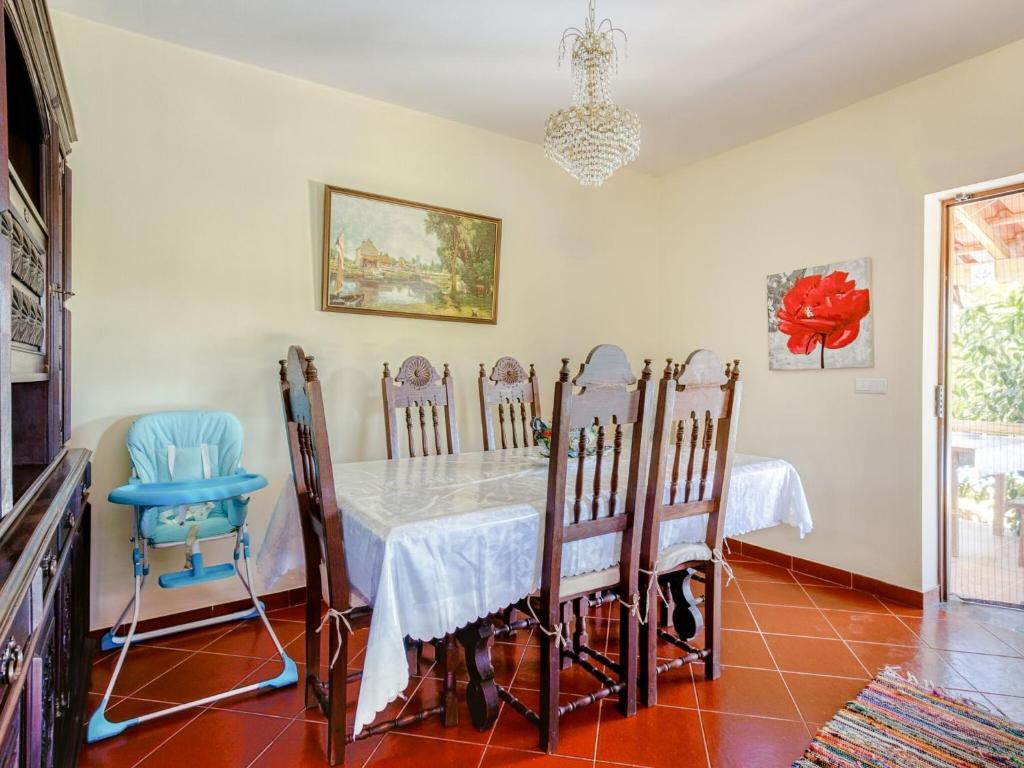 Carcavelos Villa with Pool photo 3