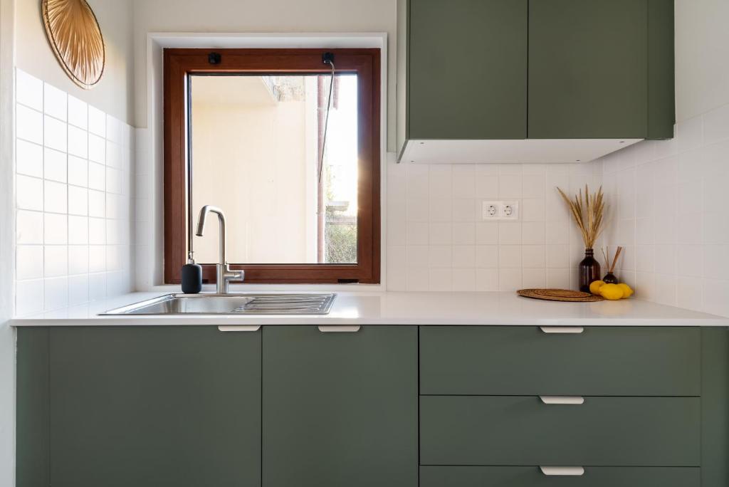 Trendy and Modern 3BR Family Home photo 3