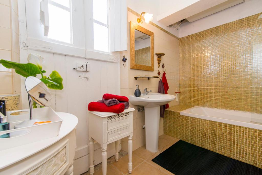 Olho Townhouse with Roof Terrace Courtyard 5min to Ferry Market photo 3