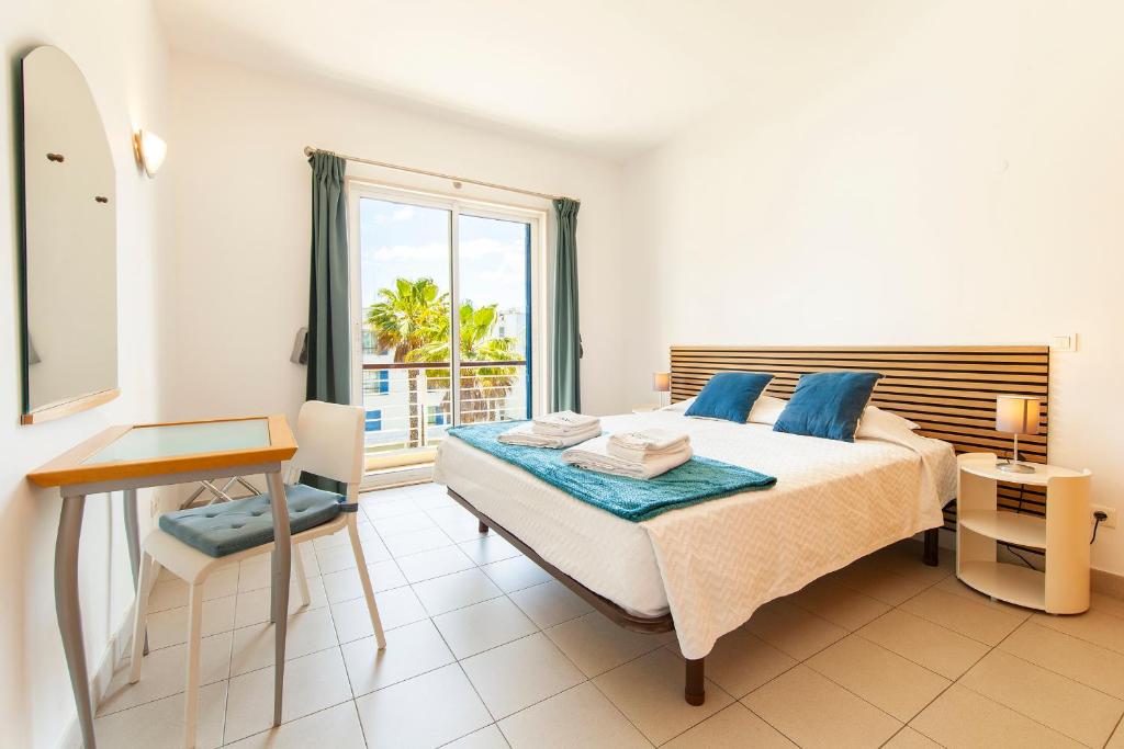 B06 - Top-Floor Marina 2 Bed Apartment photo 2
