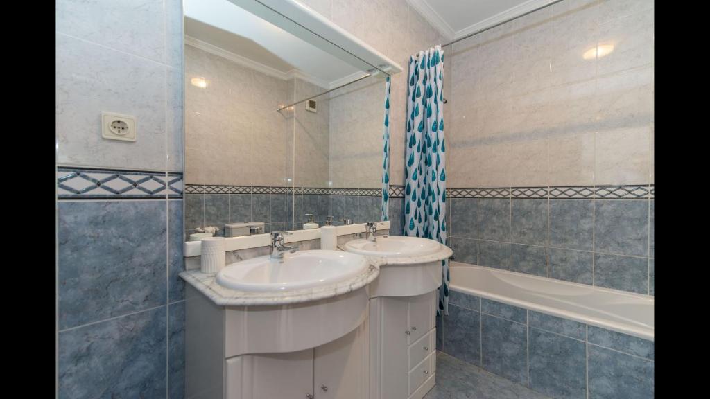 Cabanas T1 Apartment with Balcony BBQ 8min Walk to Beachfront photo 3