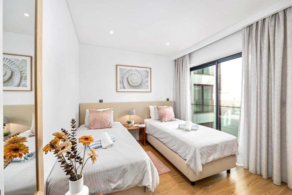 Stylish Modern Beachside Apartment with Pool & Seaview photo 2