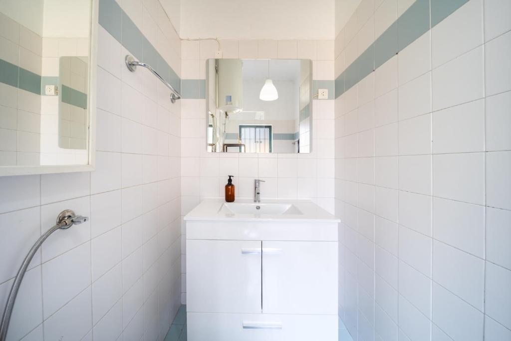 Spacious 2 bedroom Apt with large living room Lisbon photo 3