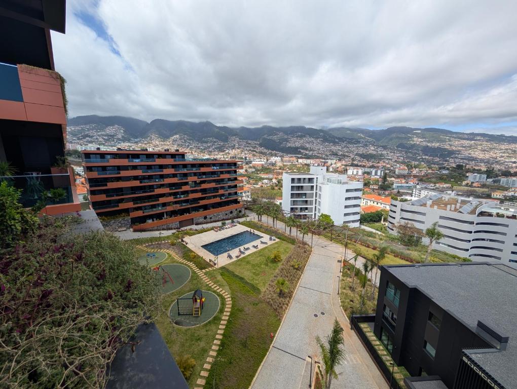Sky-High Elegance Top-Floor Views of City photo 2