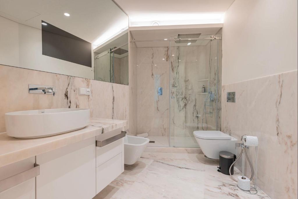 Upscale Apartment in City Center by LovelyStay photo 3