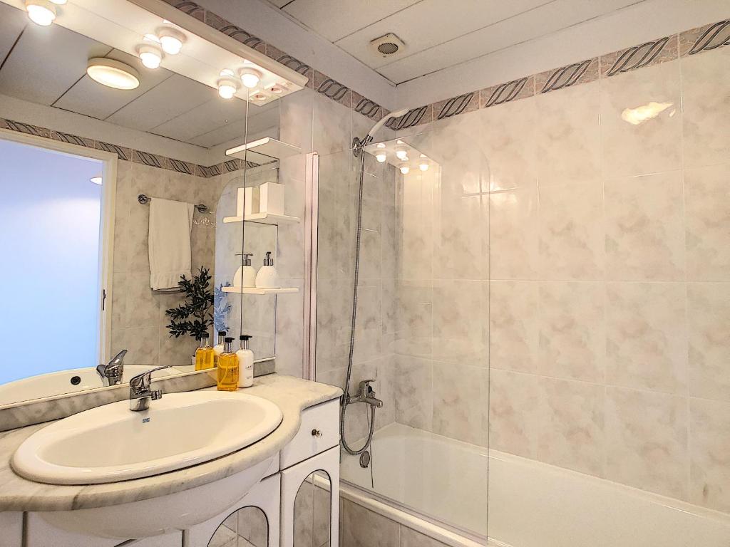 Sea N' Sun Apartment by LovelyStay photo 3