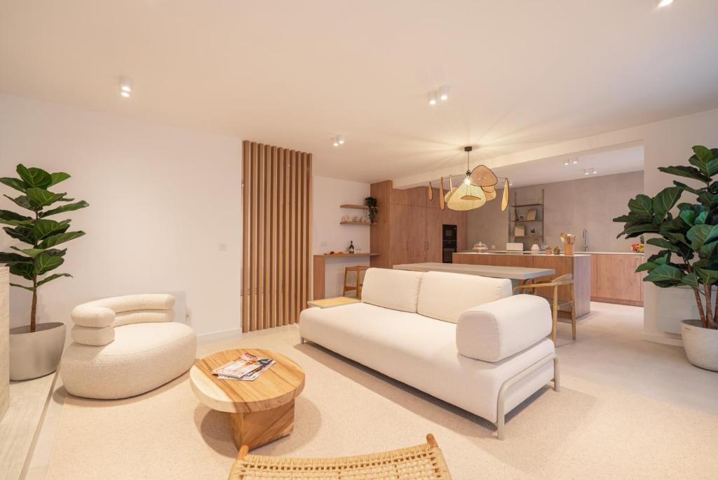 Stylish & Spacious Flat near the Beach by HostWise — photo 1