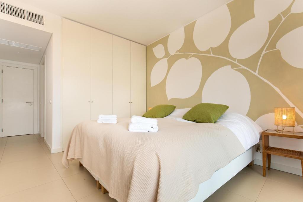Booking.com online hotel reservations photo 2