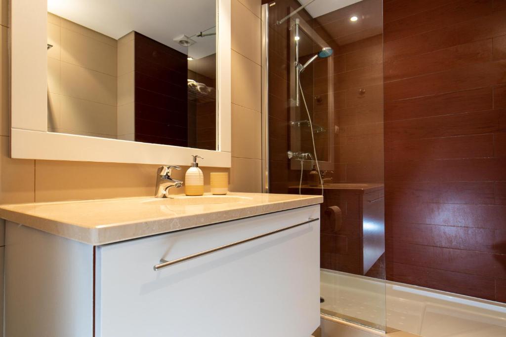 Booking.com online hotel reservations photo 3