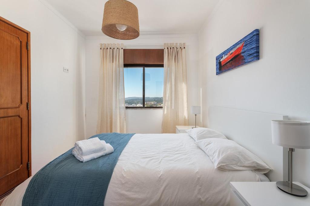 HostWise - Spacious & Sunny Flat - Loulé photo 2