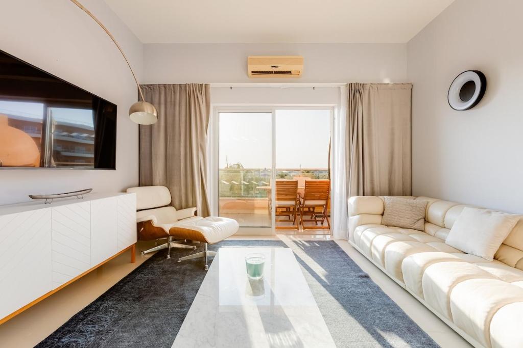 Sea-Stretch viewing SuperKing flat by BentoBox photo 3