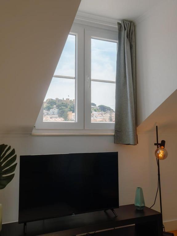 Stylish 2BR Castle View - Central | By Airnest photo 3