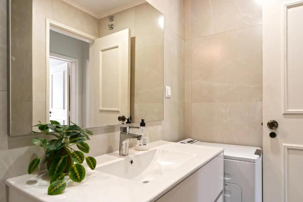 WHome Coastal Comfort: Apartment Retreat by the Sea photo 3