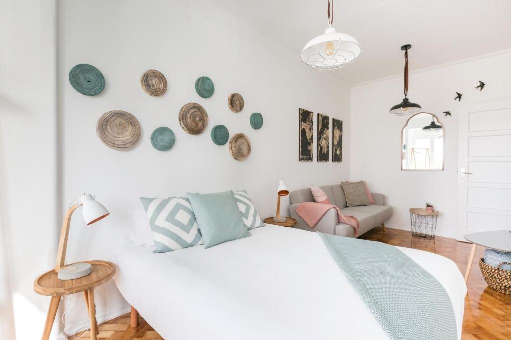 Stroll to Coffee Shops Near a Renovated Hillside Apartment in Graça photo 2