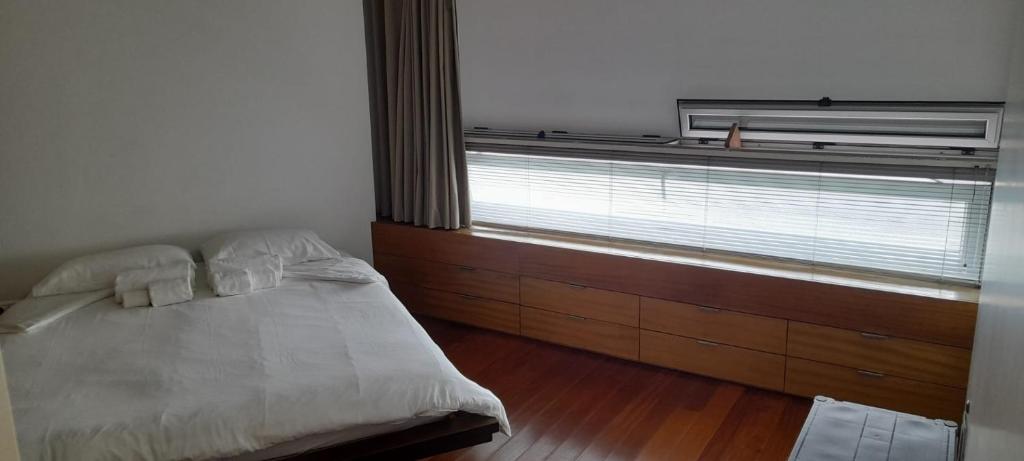 Stunning 2 double bedroom designer beach house. photo 2