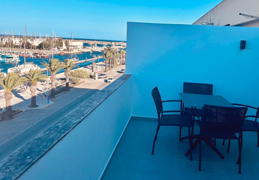 Spectacular Lagos Marina view apt on promenade photo 3